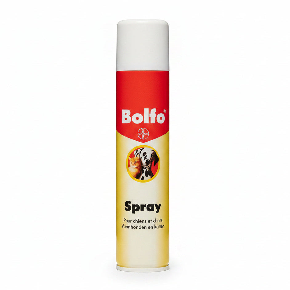 Bolfo Spray Bayer tenu en main - pour chien
